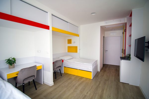 Dvokrevetna soba s funkcionalnim radnim prostorom i modernim dizajnom