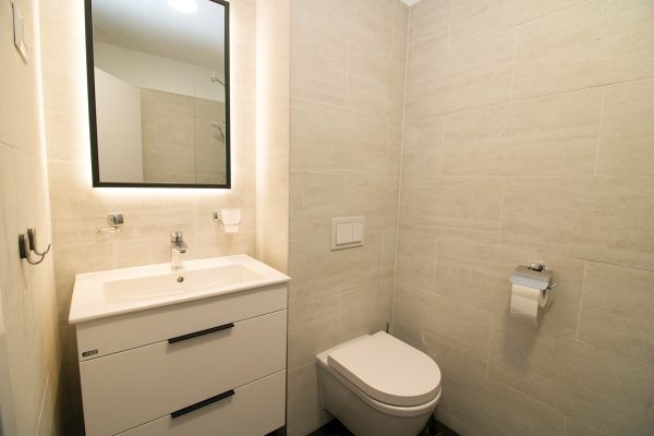 Kupaonica s tušem i WC-om u superior sobi doma za starije Zagreb