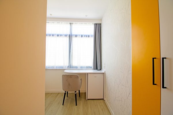 Jednokrevetna soba s pogledom na dvorište doma za starije