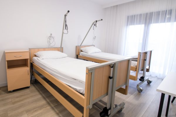 Medicinski kreveti u dvokrevetnoj sobi stacionarnog odjela