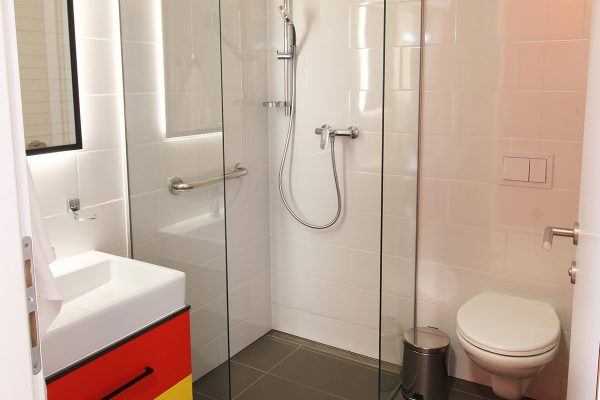 Kupaonica u dvosobnom apartmanu doma za starije osobe