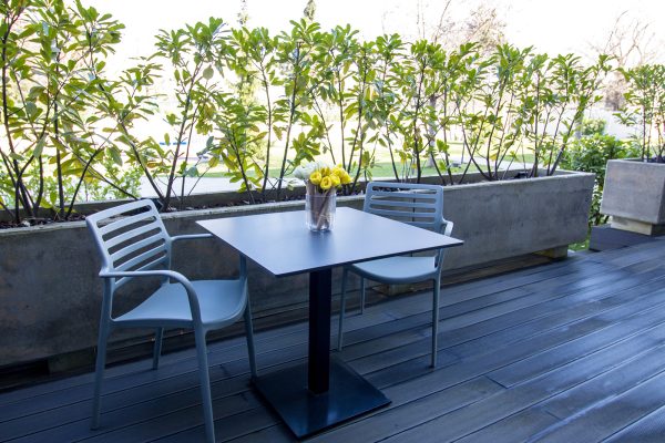 Vanjska terasa s dva stolca i ukrasnim biljkama u domu za starije osobe