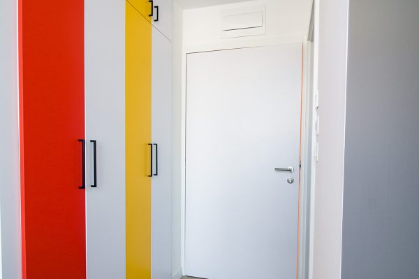 Ulazno predsoblje s garderobnim ormarom u dvosobnom apartmanu doma za starije osobe